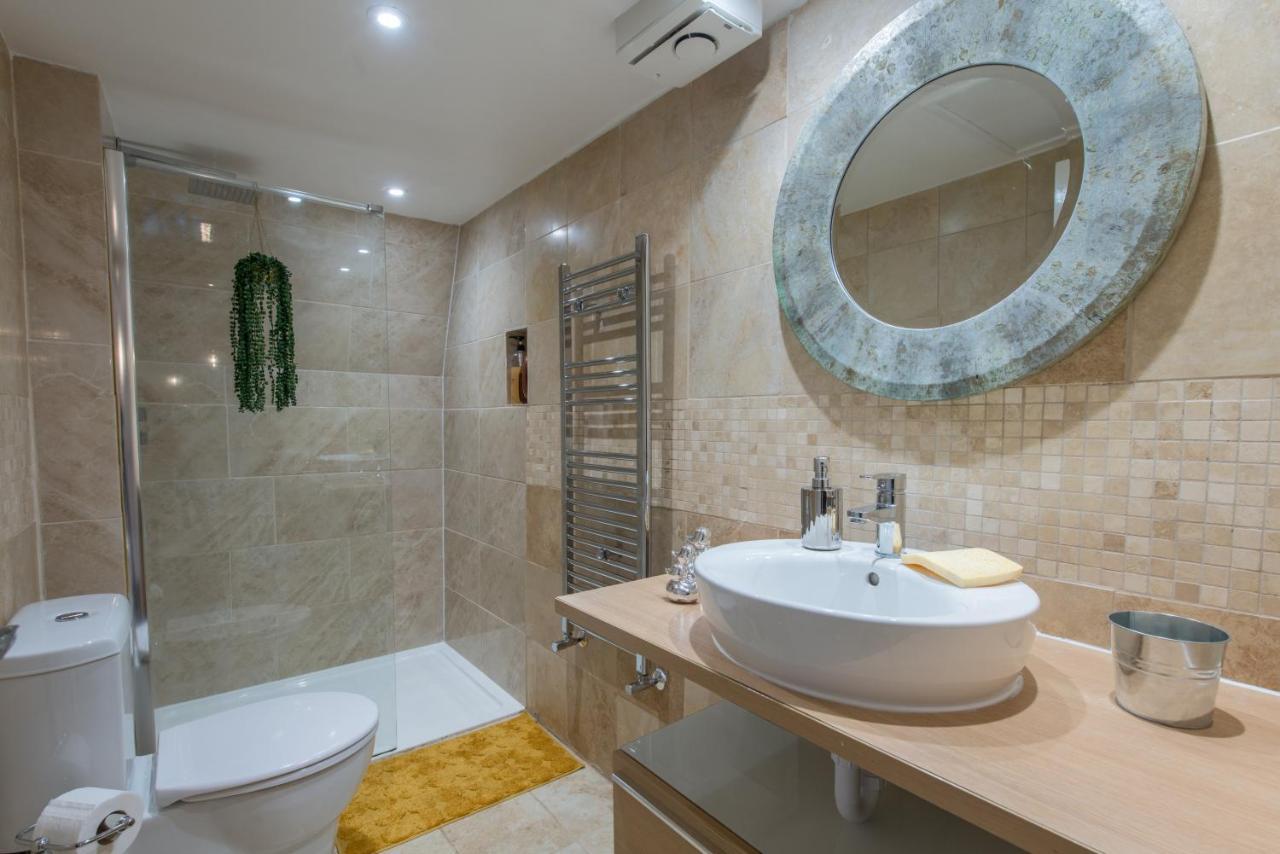 Luxe Maisonette- Parking, 4K Tvs, Leds, Local Snacks And More! Bath Eksteriør billede